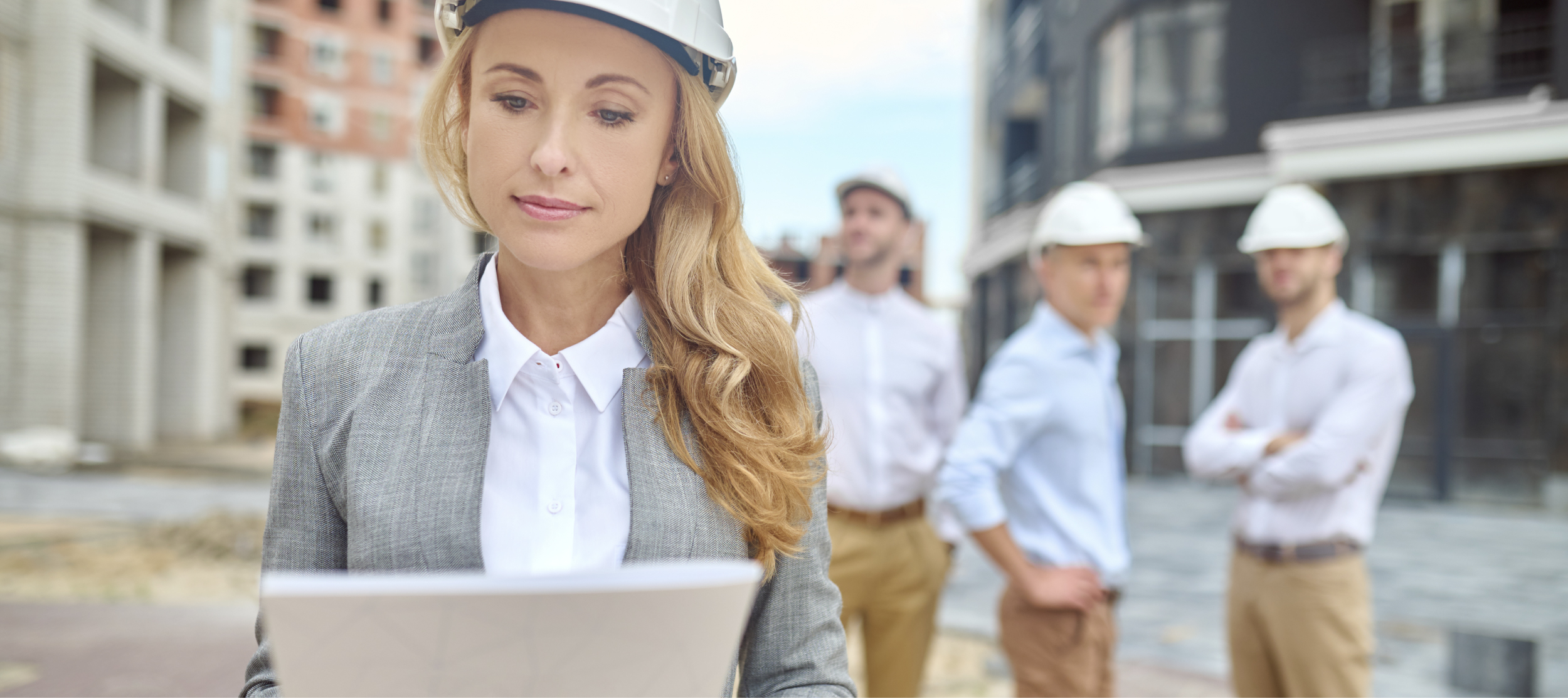 Diretora de obra com tablet em estaleiro a analisar projeto, relacionada com gest&atilde;o de recursos humanos na constru&ccedil;&atilde;o
